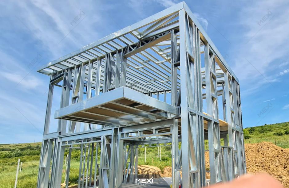 casă construită pe structură metalică