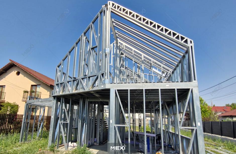 casă cu mansardă şi carport pe structură metalică